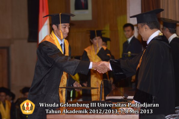 wisuda-unpad-gel-iii-ta-2012_2013-fakultas-ekonomi-dan-bisnis-oleh-rektor-086