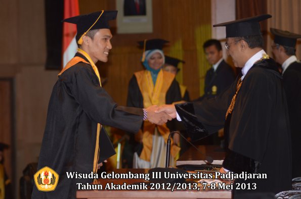 wisuda-unpad-gel-iii-ta-2012_2013-fakultas-ekonomi-dan-bisnis-oleh-rektor-088