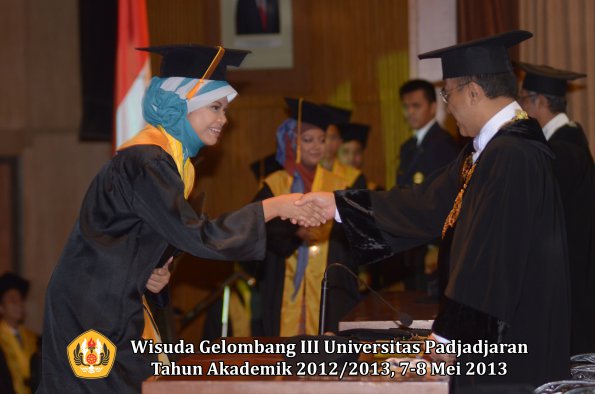 wisuda-unpad-gel-iii-ta-2012_2013-fakultas-ekonomi-dan-bisnis-oleh-rektor-089