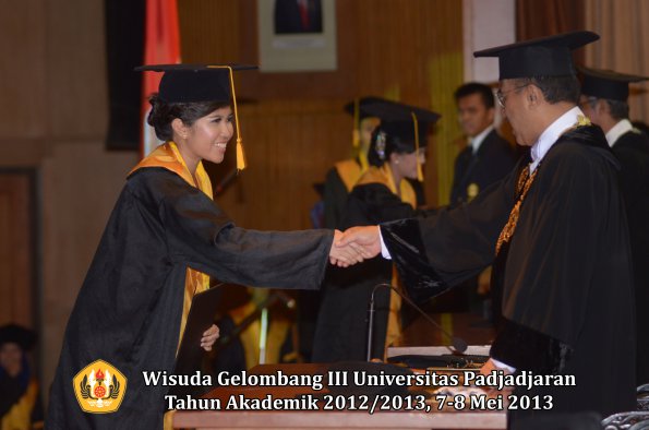 wisuda-unpad-gel-iii-ta-2012_2013-fakultas-ekonomi-dan-bisnis-oleh-rektor-091