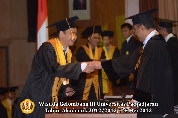 wisuda-unpad-gel-iii-ta-2012_2013-fakultas-ekonomi-dan-bisnis-oleh-rektor-093