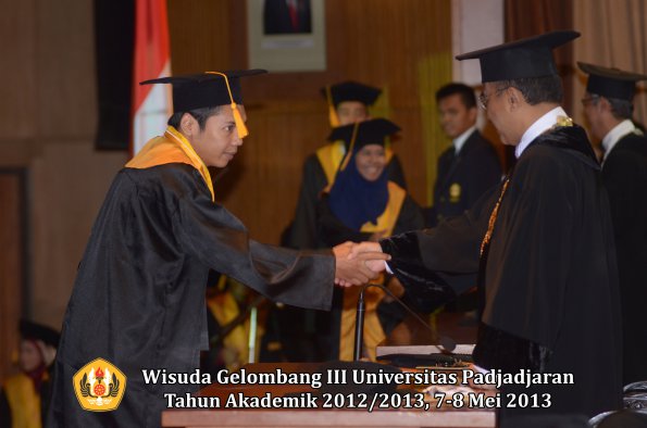 wisuda-unpad-gel-iii-ta-2012_2013-fakultas-ekonomi-dan-bisnis-oleh-rektor-095