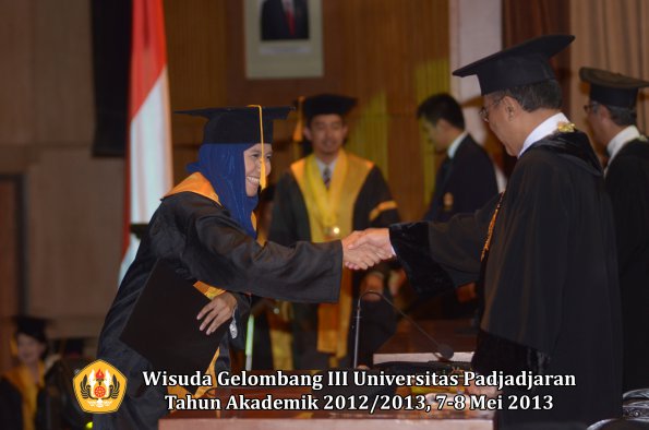 wisuda-unpad-gel-iii-ta-2012_2013-fakultas-ekonomi-dan-bisnis-oleh-rektor-096