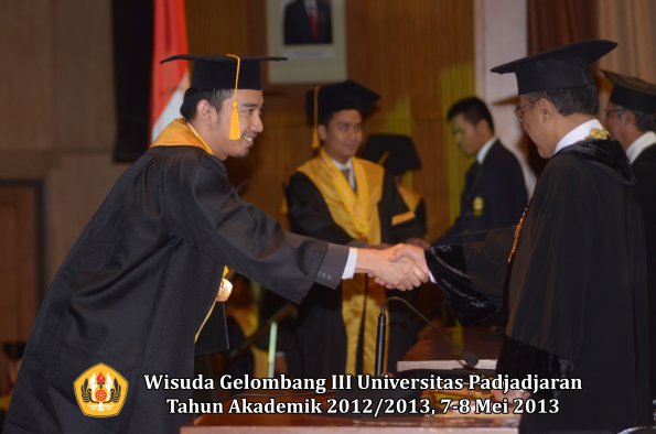 wisuda-unpad-gel-iii-ta-2012_2013-fakultas-ekonomi-dan-bisnis-oleh-rektor-097