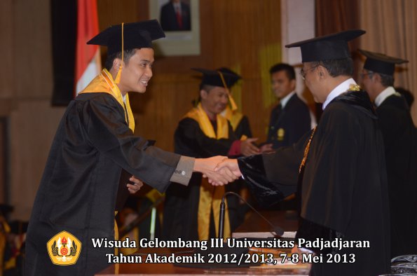 wisuda-unpad-gel-iii-ta-2012_2013-fakultas-ekonomi-dan-bisnis-oleh-rektor-098