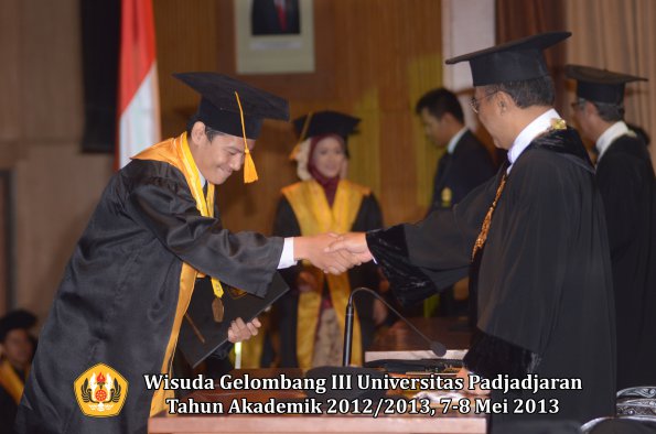 wisuda-unpad-gel-iii-ta-2012_2013-fakultas-ekonomi-dan-bisnis-oleh-rektor-101