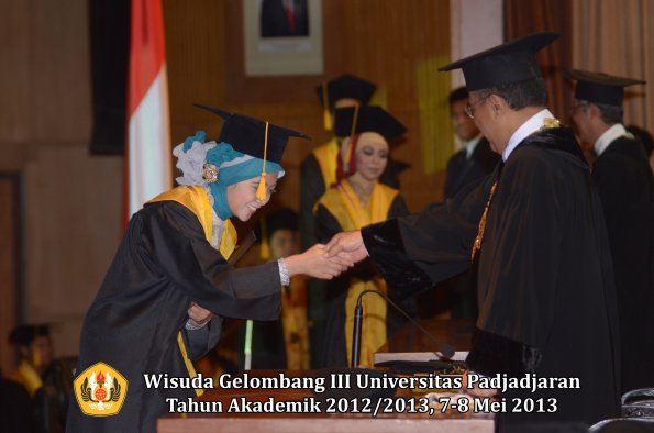 wisuda-unpad-gel-iii-ta-2012_2013-fakultas-ekonomi-dan-bisnis-oleh-rektor-104