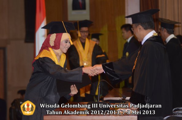 wisuda-unpad-gel-iii-ta-2012_2013-fakultas-ekonomi-dan-bisnis-oleh-rektor-105