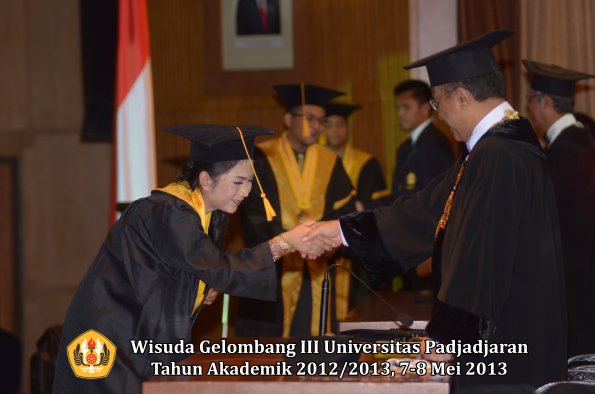 wisuda-unpad-gel-iii-ta-2012_2013-fakultas-ekonomi-dan-bisnis-oleh-rektor-109