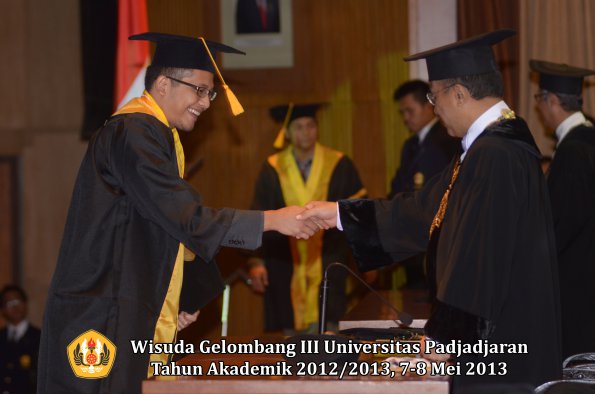 wisuda-unpad-gel-iii-ta-2012_2013-fakultas-ekonomi-dan-bisnis-oleh-rektor-110