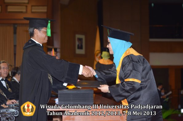 wisuda-unpad-gel-iii-ta-2012_2013-fakultas-kedokteran-oleh-dekan-022