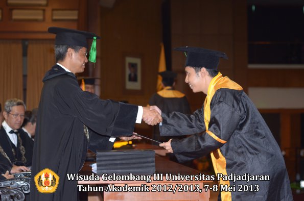 wisuda-unpad-gel-iii-ta-2012_2013-fakultas-kedokteran-oleh-dekan-024