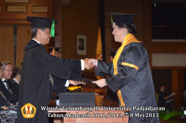 wisuda-unpad-gel-iii-ta-2012_2013-fakultas-kedokteran-oleh-dekan-025