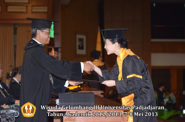 wisuda-unpad-gel-iii-ta-2012_2013-fakultas-kedokteran-oleh-dekan-027