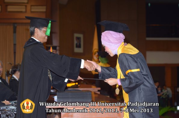 wisuda-unpad-gel-iii-ta-2012_2013-fakultas-kedokteran-oleh-dekan-031