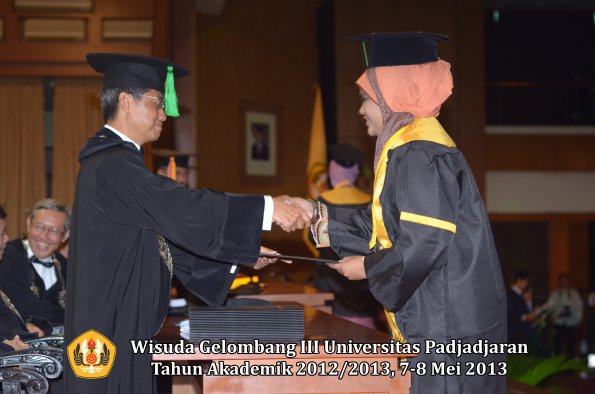 wisuda-unpad-gel-iii-ta-2012_2013-fakultas-kedokteran-oleh-dekan-032