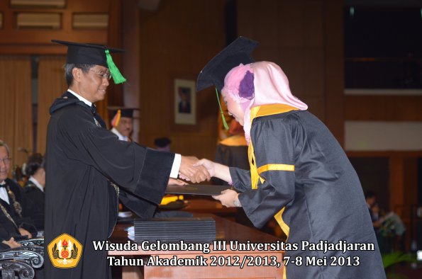 wisuda-unpad-gel-iii-ta-2012_2013-fakultas-kedokteran-oleh-dekan-033