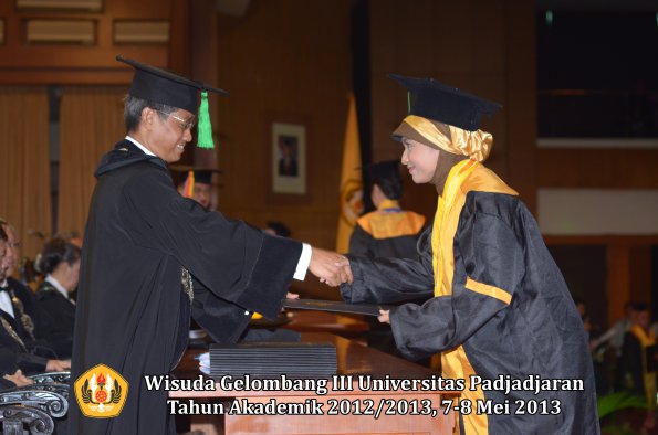 wisuda-unpad-gel-iii-ta-2012_2013-fakultas-kedokteran-oleh-dekan-035