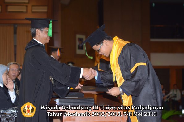 wisuda-unpad-gel-iii-ta-2012_2013-fakultas-kedokteran-oleh-dekan-038