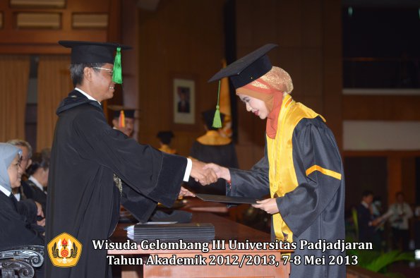 wisuda-unpad-gel-iii-ta-2012_2013-fakultas-kedokteran-oleh-dekan-039