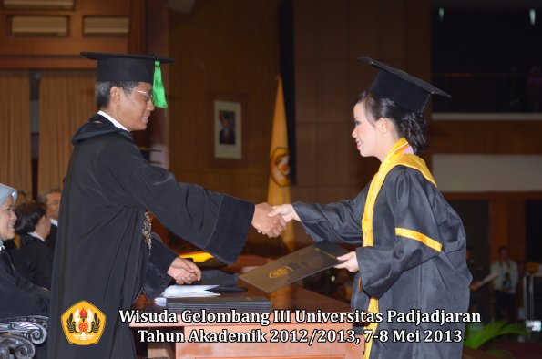 wisuda-unpad-gel-iii-ta-2012_2013-fakultas-kedokteran-oleh-dekan-046