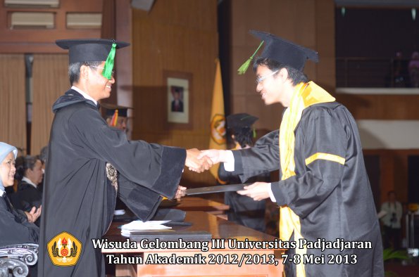 wisuda-unpad-gel-iii-ta-2012_2013-fakultas-kedokteran-oleh-dekan-047