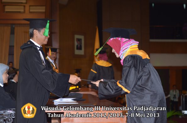 wisuda-unpad-gel-iii-ta-2012_2013-fakultas-kedokteran-oleh-dekan-049