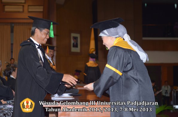 wisuda-unpad-gel-iii-ta-2012_2013-fakultas-kedokteran-oleh-dekan-050