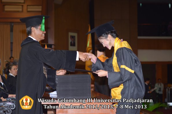 wisuda-unpad-gel-iii-ta-2012_2013-fakultas-kedokteran-oleh-dekan-052