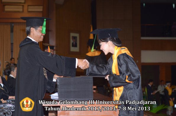 wisuda-unpad-gel-iii-ta-2012_2013-fakultas-kedokteran-oleh-dekan-054