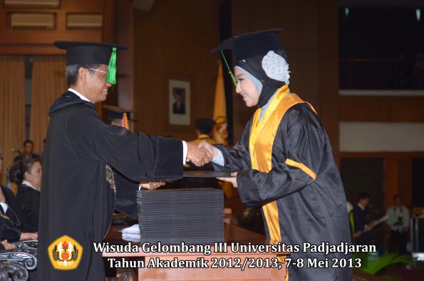 wisuda-unpad-gel-iii-ta-2012_2013-fakultas-kedokteran-oleh-dekan-057