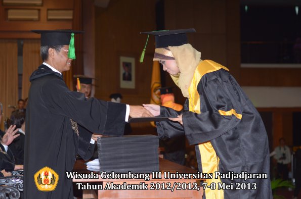 wisuda-unpad-gel-iii-ta-2012_2013-fakultas-kedokteran-oleh-dekan-059