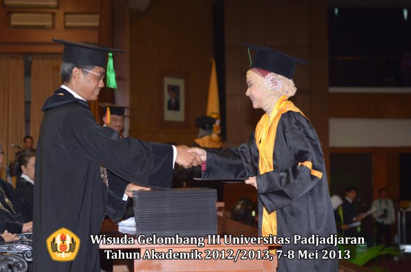 wisuda-unpad-gel-iii-ta-2012_2013-fakultas-kedokteran-oleh-dekan-061