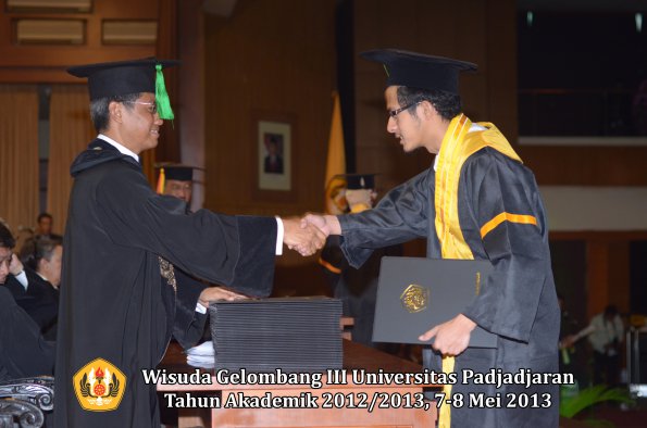 wisuda-unpad-gel-iii-ta-2012_2013-fakultas-kedokteran-oleh-dekan-062