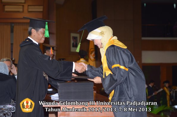 wisuda-unpad-gel-iii-ta-2012_2013-fakultas-kedokteran-oleh-dekan-063