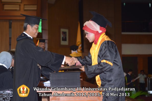 wisuda-unpad-gel-iii-ta-2012_2013-fakultas-kedokteran-oleh-dekan-065