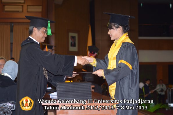 wisuda-unpad-gel-iii-ta-2012_2013-fakultas-kedokteran-oleh-dekan-066