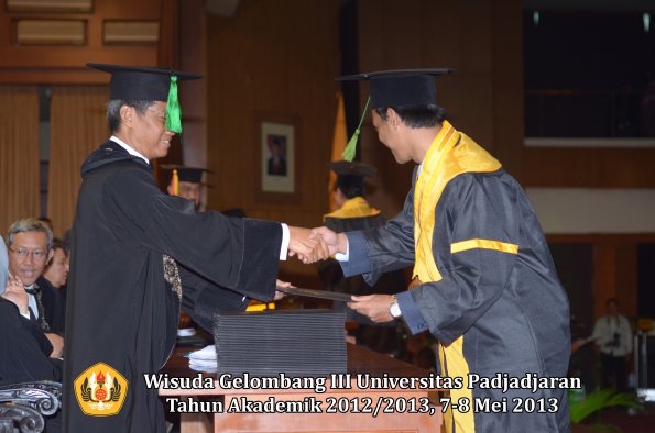 wisuda-unpad-gel-iii-ta-2012_2013-fakultas-kedokteran-oleh-dekan-067