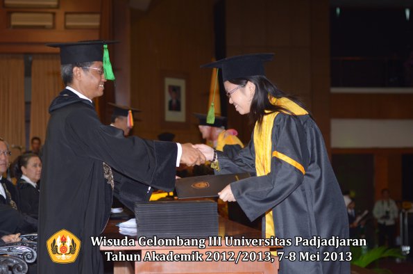 wisuda-unpad-gel-iii-ta-2012_2013-fakultas-kedokteran-oleh-dekan-071