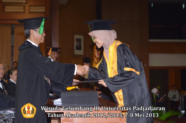 wisuda-unpad-gel-iii-ta-2012_2013-fakultas-kedokteran-oleh-dekan-072