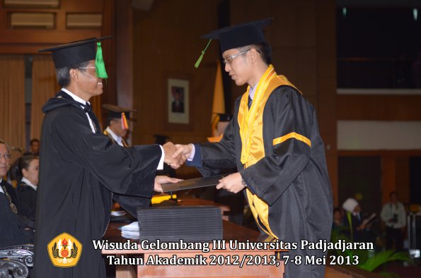 wisuda-unpad-gel-iii-ta-2012_2013-fakultas-kedokteran-oleh-dekan-073