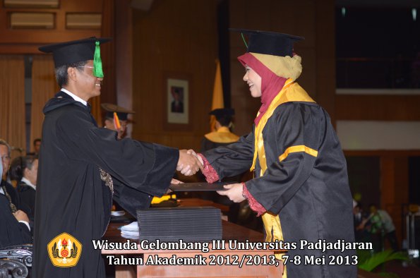 wisuda-unpad-gel-iii-ta-2012_2013-fakultas-kedokteran-oleh-dekan-074