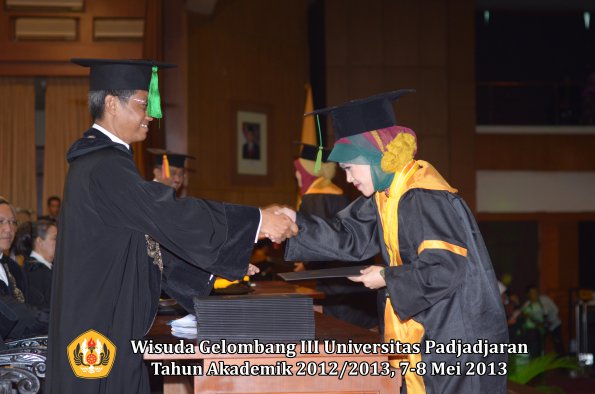 wisuda-unpad-gel-iii-ta-2012_2013-fakultas-kedokteran-oleh-dekan-075