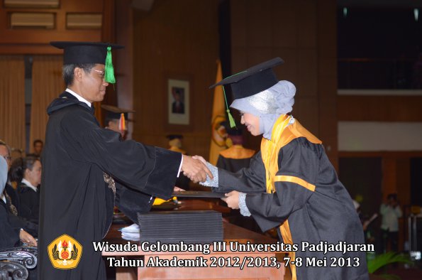 wisuda-unpad-gel-iii-ta-2012_2013-fakultas-kedokteran-oleh-dekan-076