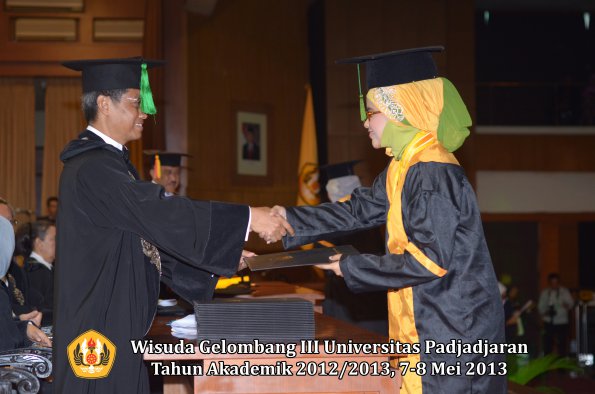 wisuda-unpad-gel-iii-ta-2012_2013-fakultas-kedokteran-oleh-dekan-077