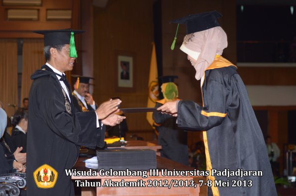 wisuda-unpad-gel-iii-ta-2012_2013-fakultas-kedokteran-oleh-dekan-078