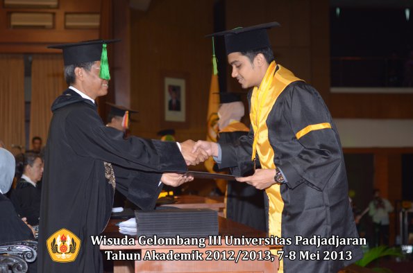 wisuda-unpad-gel-iii-ta-2012_2013-fakultas-kedokteran-oleh-dekan-079