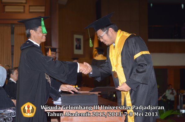 wisuda-unpad-gel-iii-ta-2012_2013-fakultas-kedokteran-oleh-dekan-080