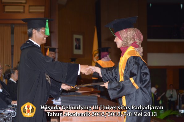 wisuda-unpad-gel-iii-ta-2012_2013-fakultas-kedokteran-oleh-dekan-082