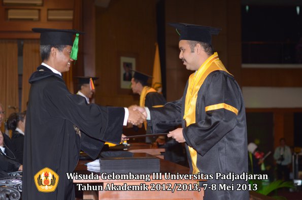 wisuda-unpad-gel-iii-ta-2012_2013-fakultas-kedokteran-oleh-dekan-084